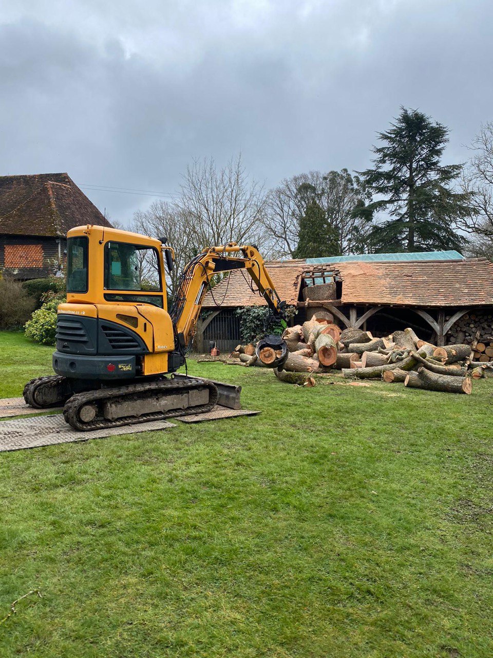 This is a photo of tree felling being carried out in Tunbridge Wells. All works are being undertaken by T Wells Tree Surgeons